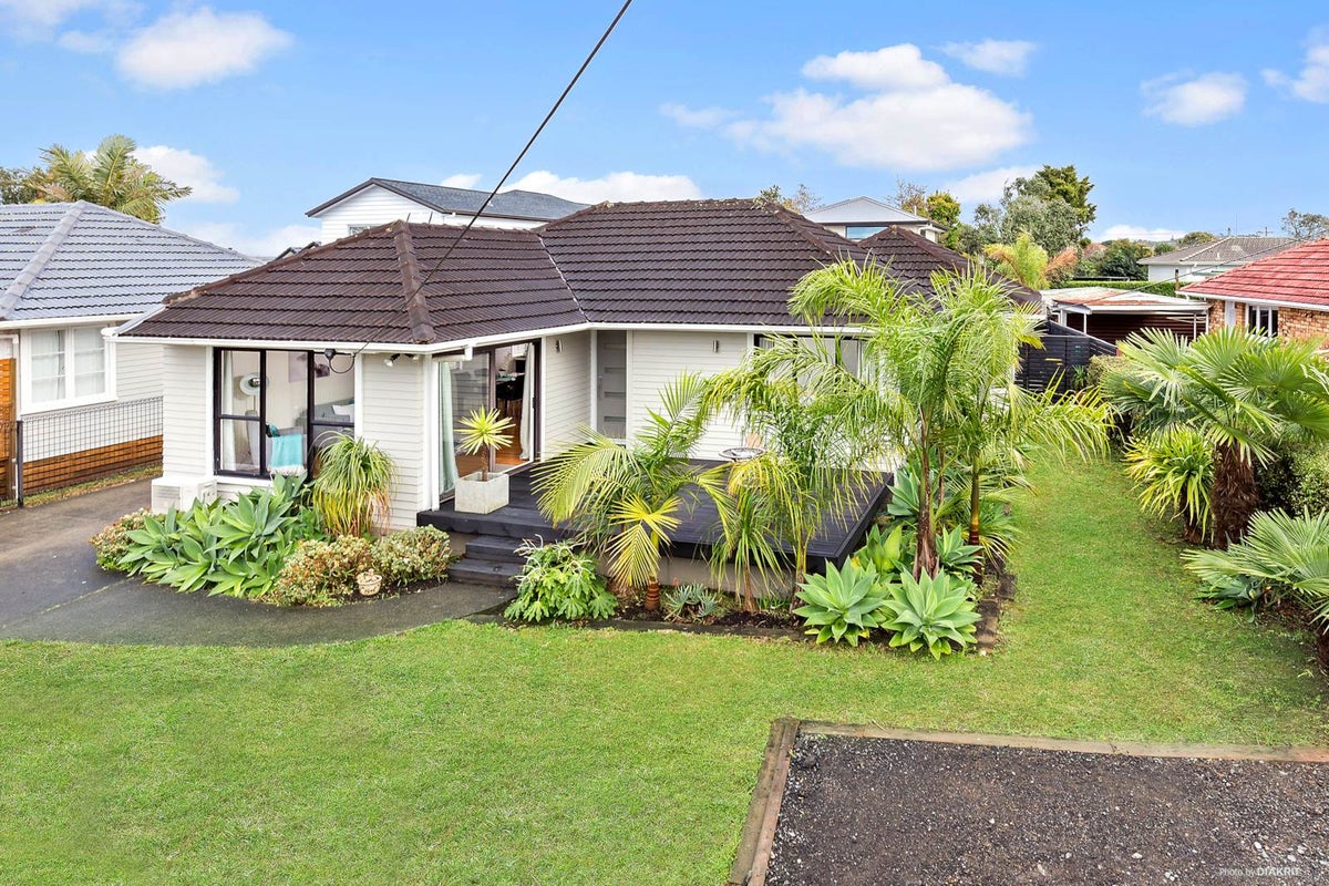 67 Neil Avenue, Te Atatu Peninsula, Auckland - Carousel 1