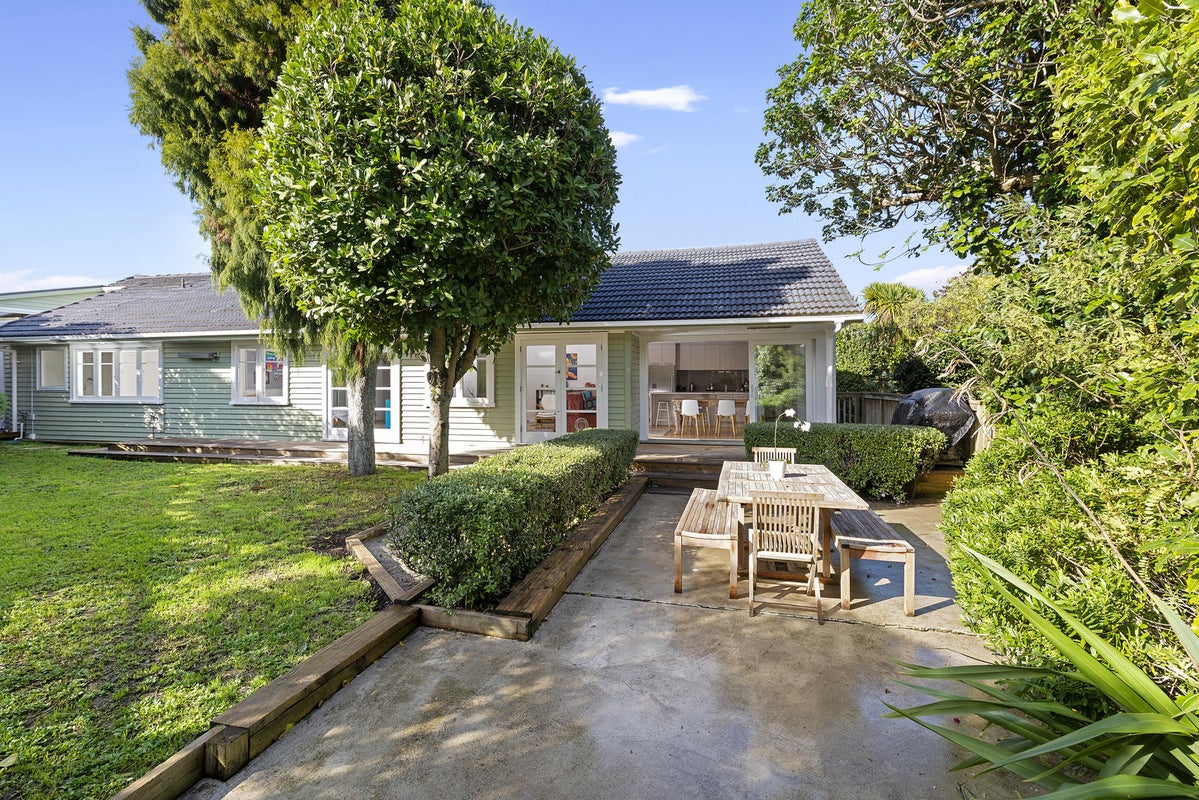 14 Mayburn Road, Te Atatu Peninsula, Auckland - Carousel 2