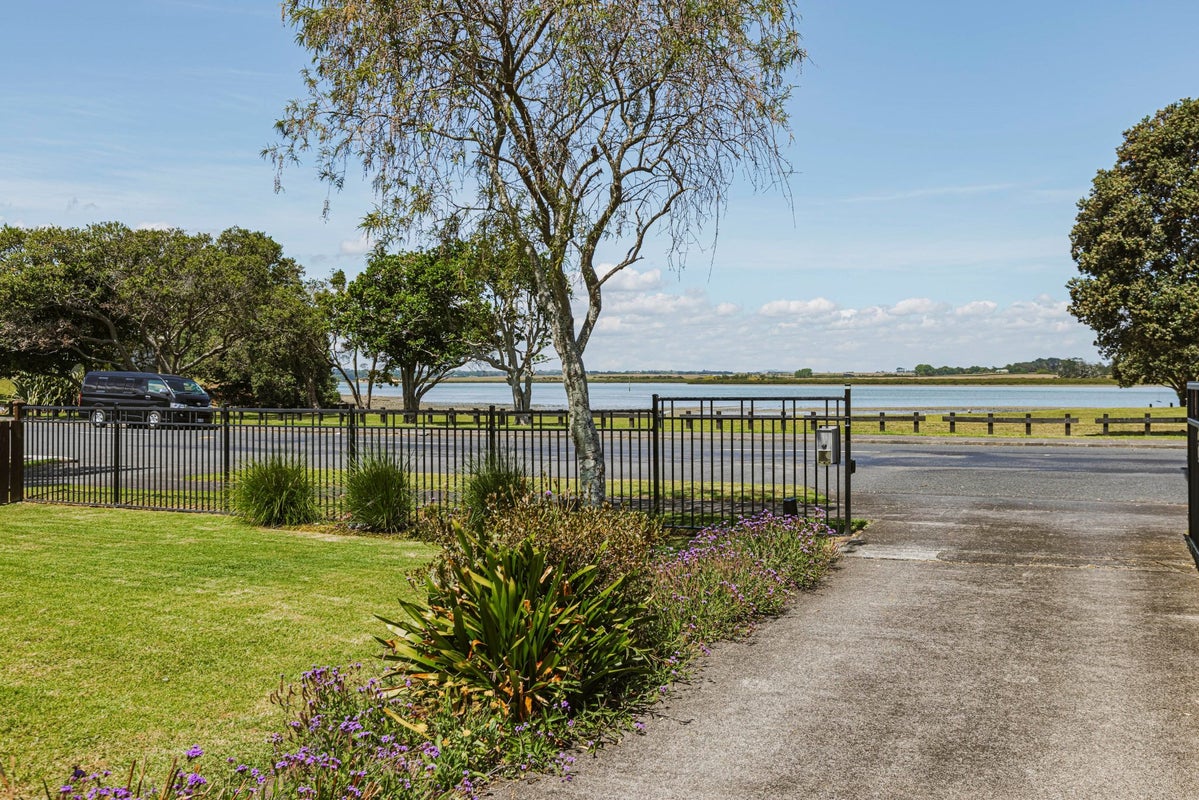 25 Roys Road, Weymouth, Auckland - Carousel 2