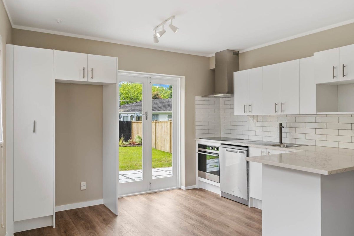 47 Castleford Street, Green Bay, Auckland - Carousel 2