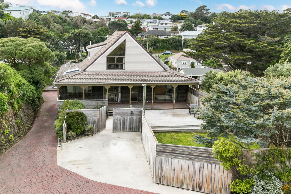 42 Whanake Street, Titahi Bay, Porirua - Carousel 1