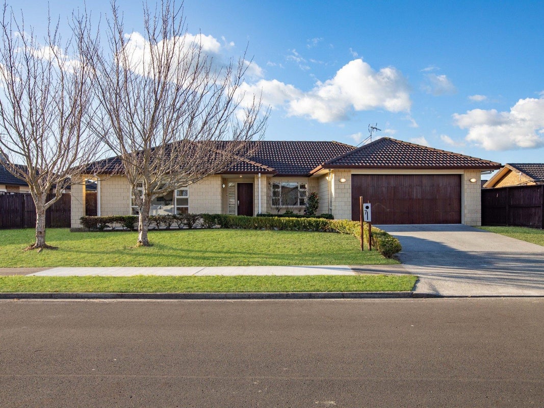 7 Holly Place, Rototuna North, Hamilton - Carousel 1