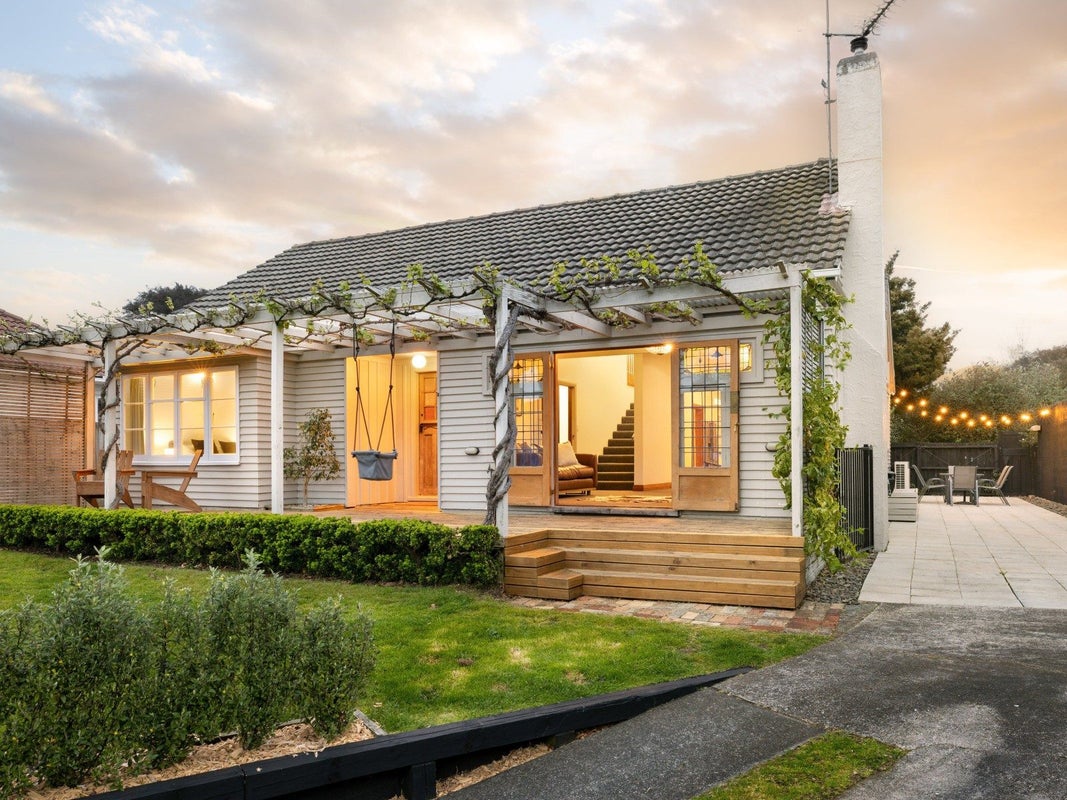 13 Plunket Terrace, Hamilton East, Hamilton - Carousel 1