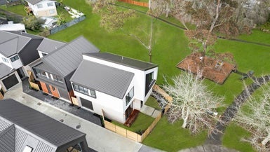 10 Truscott Place, West Harbour, Auckland - Carousel 1