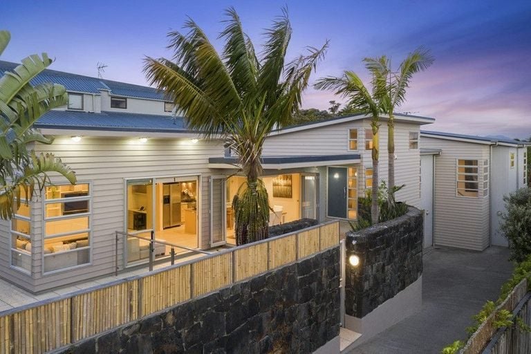 7 Vaughan Crescent, Murrays Bay, Auckland - Carousel 2