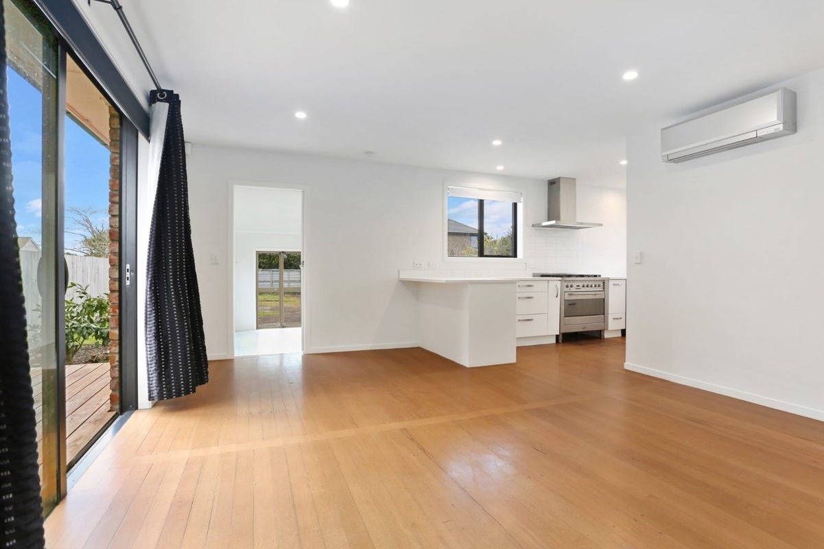18 Tamatea avenue, Point England, Auckland - Carousel 2