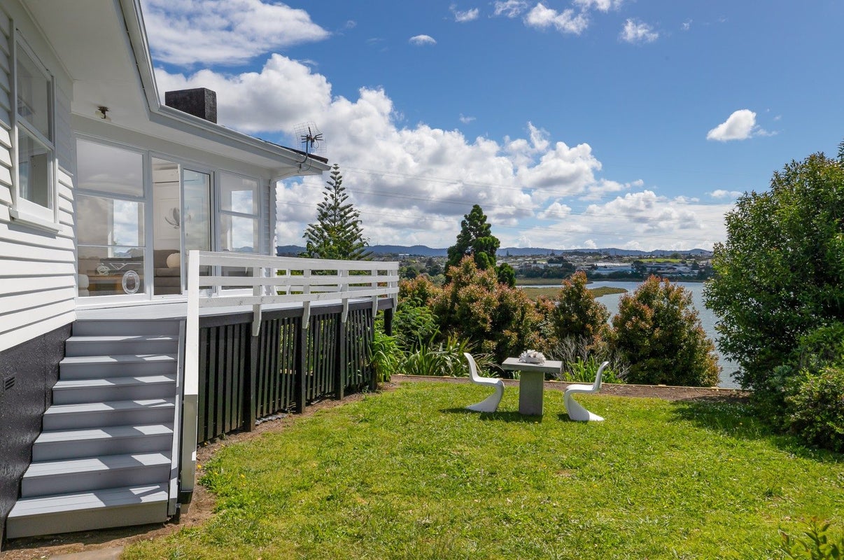 8 Oberon Place, Avondale, Auckland - Carousel 2