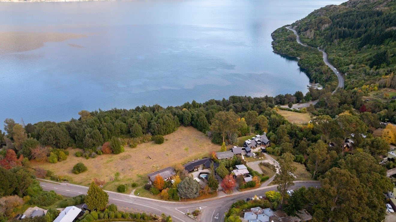 2/83 ARAWATA TCE, SUNSHINE BAY, QUEENSTOWN - Carousel 2