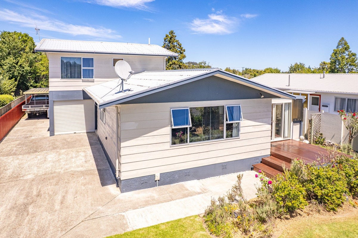 12 Hackett Street, Whanganui East, Whanganui - Carousel 1