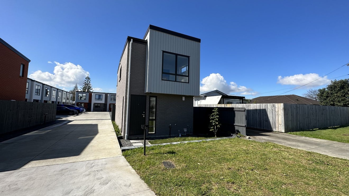 1/5 Hikurangi Street, Te Atatu Peninsula, Auckland - Carousel 1