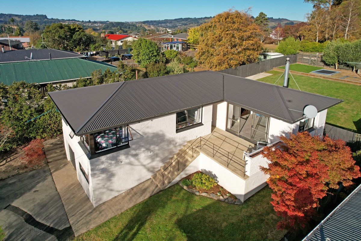 94 Martin Road, Fairfield, Dunedin - Carousel 1