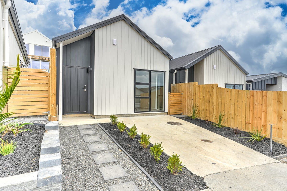 15 Horokaka Street, Massey, Auckland - Carousel 2