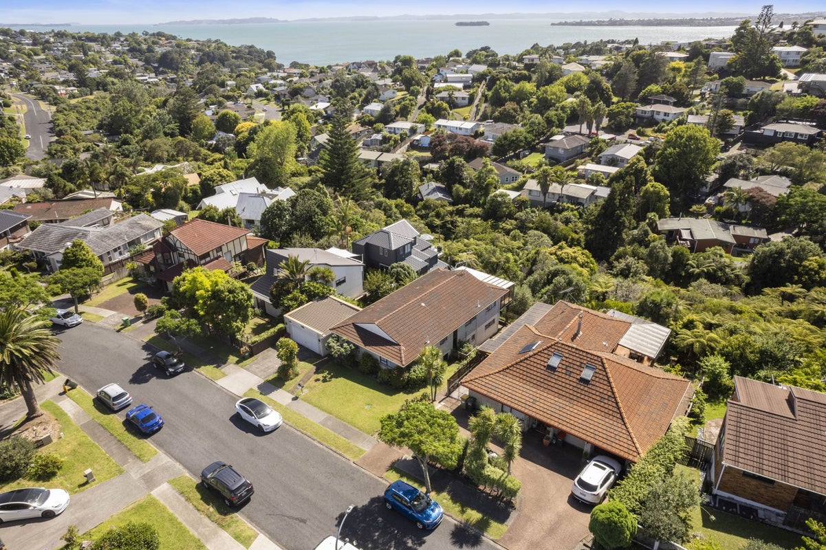 16 Clipper Place, Shelly Park, Auckland - Carousel 1