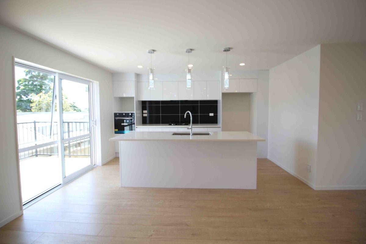 9D Waddell Avenue, Point England, Auckland - Carousel 1