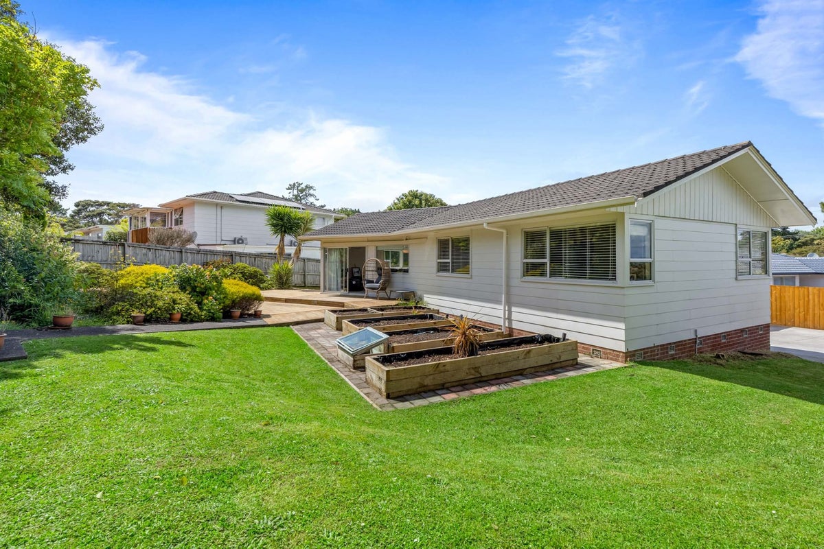 1 Cunliffe Place, Glenfield, Auckland - Carousel 1