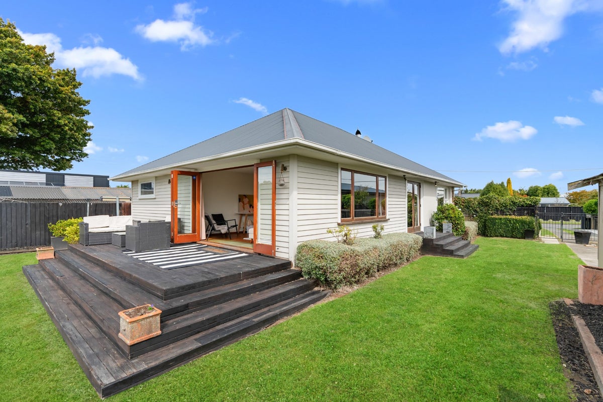 37 Bourne Crescent, Papanui, Christchurch - Carousel 1