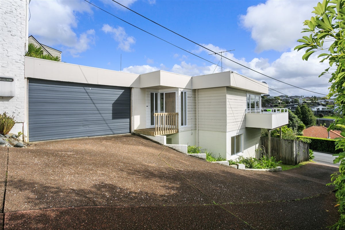 2/901 Beach Road, Waiake, Auckland - Carousel 1
