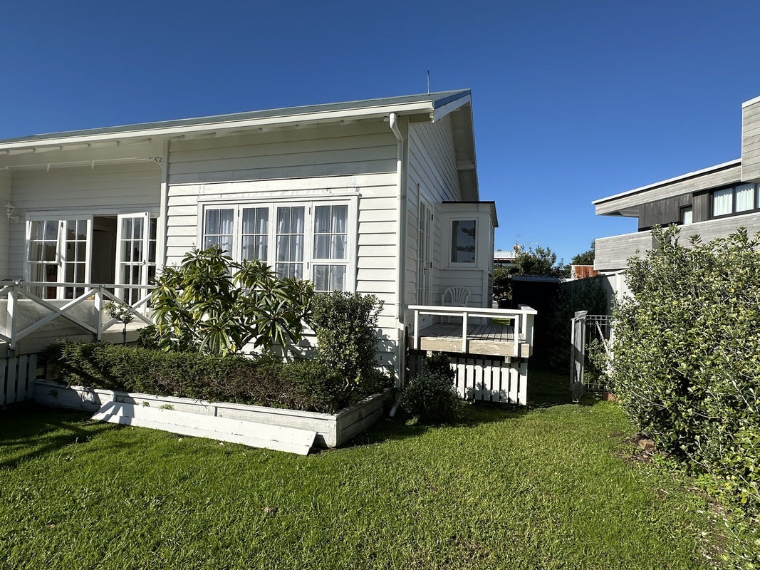 1 Hattaway Avenue, Bucklands Beach, Auckland - Carousel 1