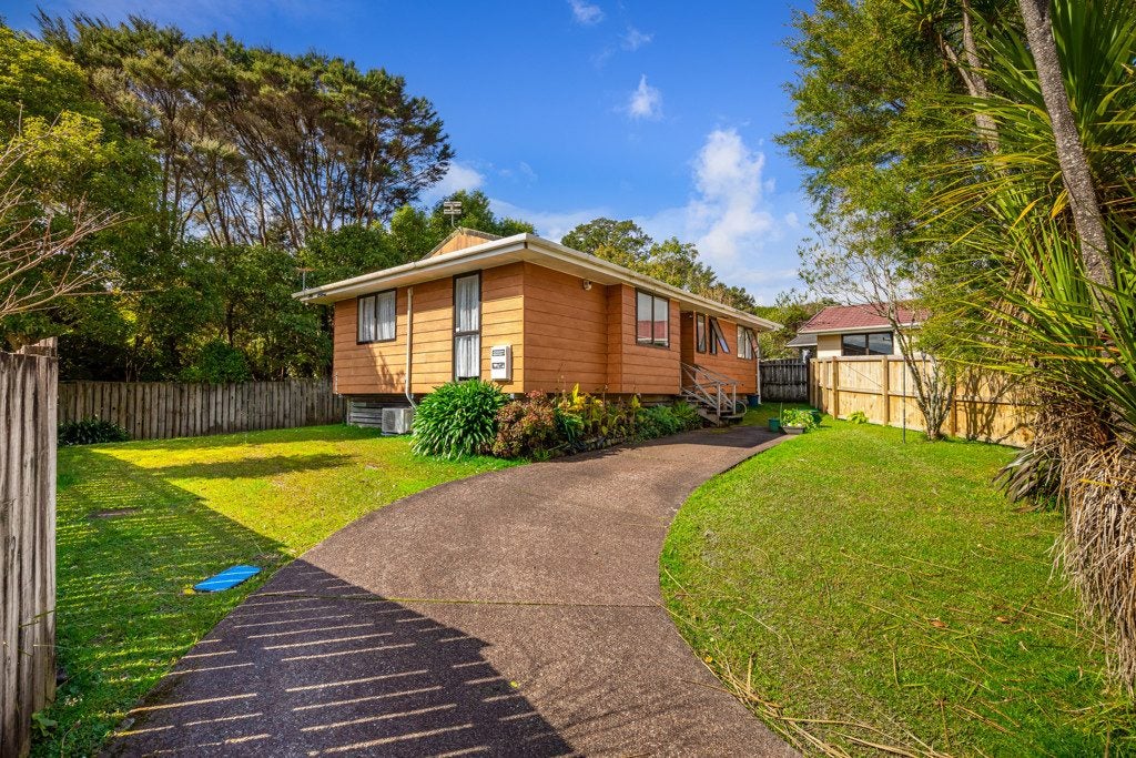 1/64 Meadowvale Rise, Titirangi, Auckland - Carousel 1