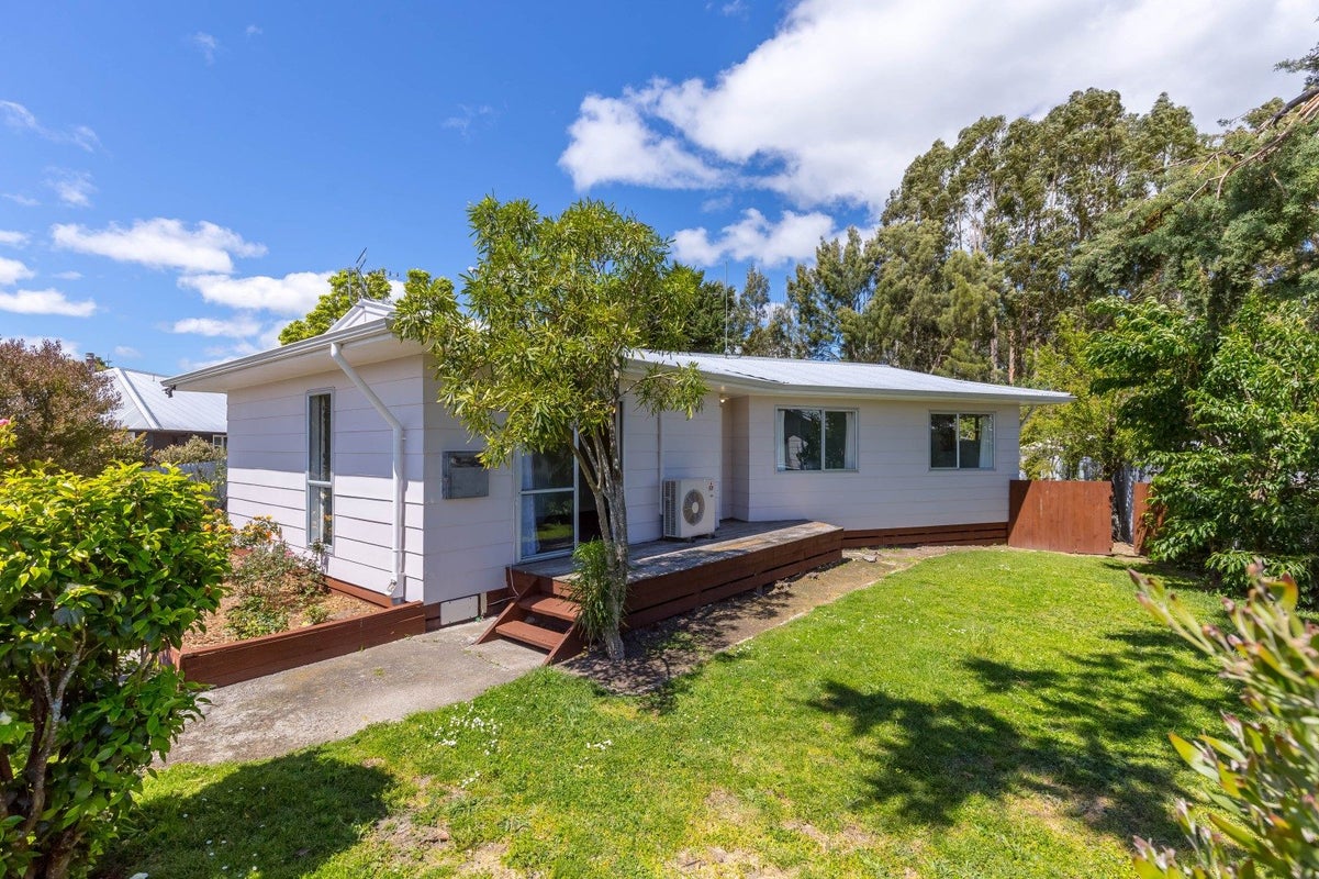 16 River Road, Masterton - Carousel 1