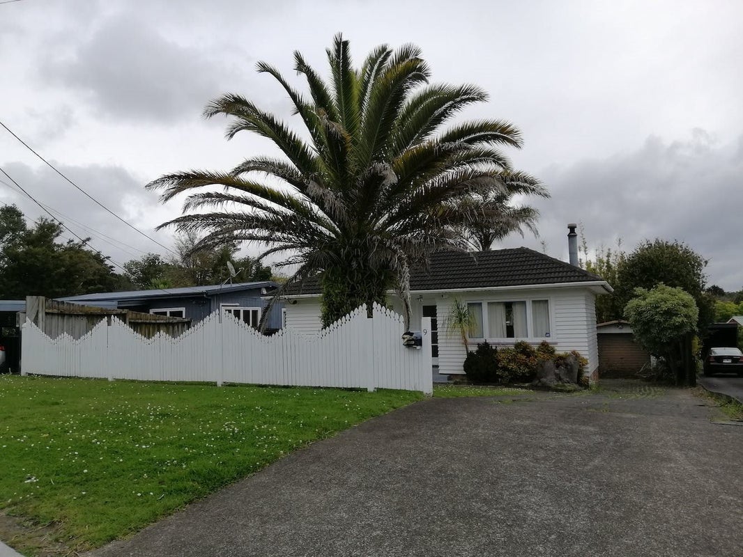 9 Bishop Street, Green Bay, Auckland - Carousel 1