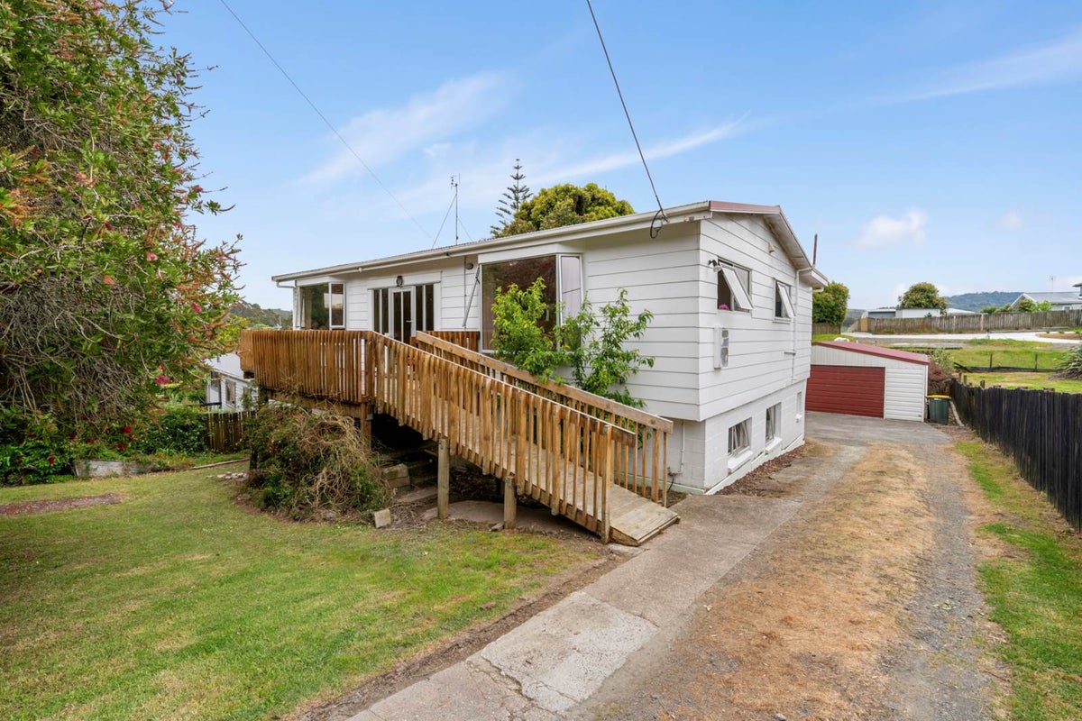 11 Hammond Avenue, Hatfields Beach, Orewa - Carousel 1