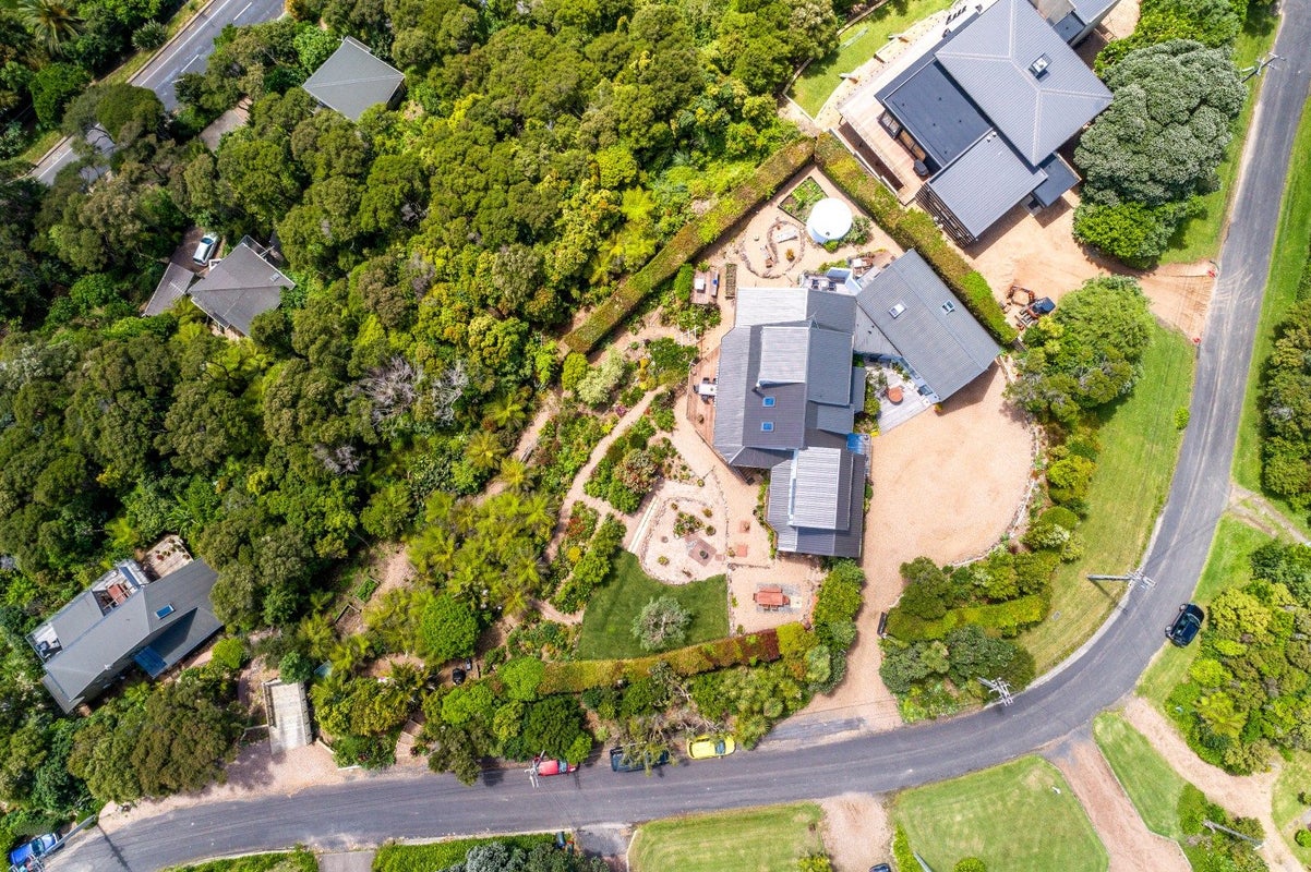 14 Tawa Street, Oneroa, Waiheke Island - Carousel 17