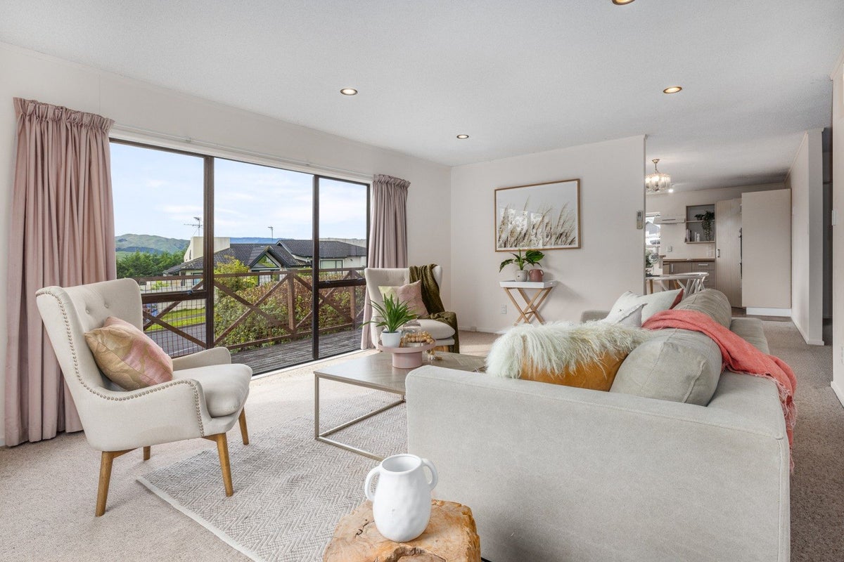 16 The Crowsnest, Whitby, Porirua - Carousel 1