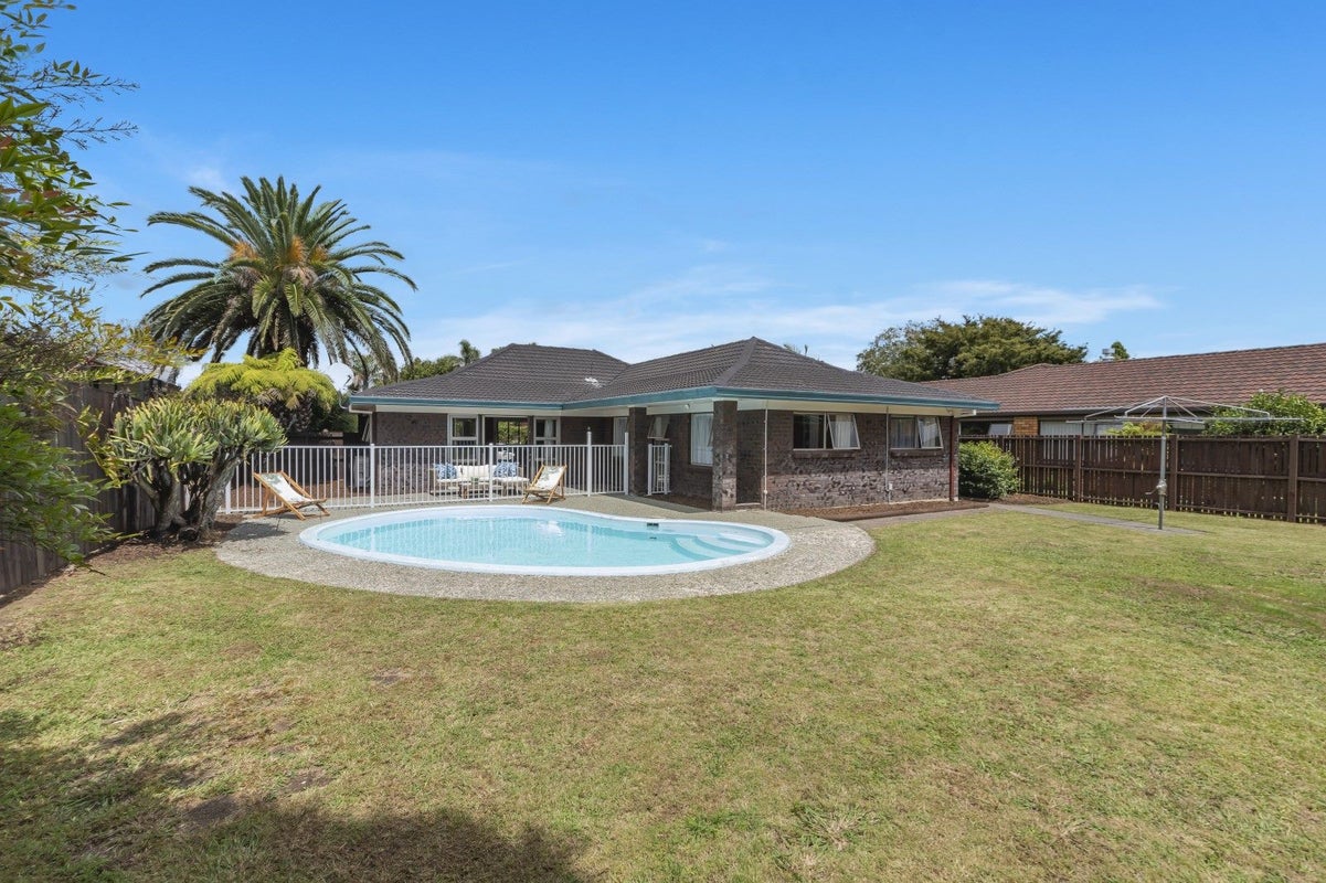 11 Rippleside Place, Pahurehure, Papakura - Carousel 1