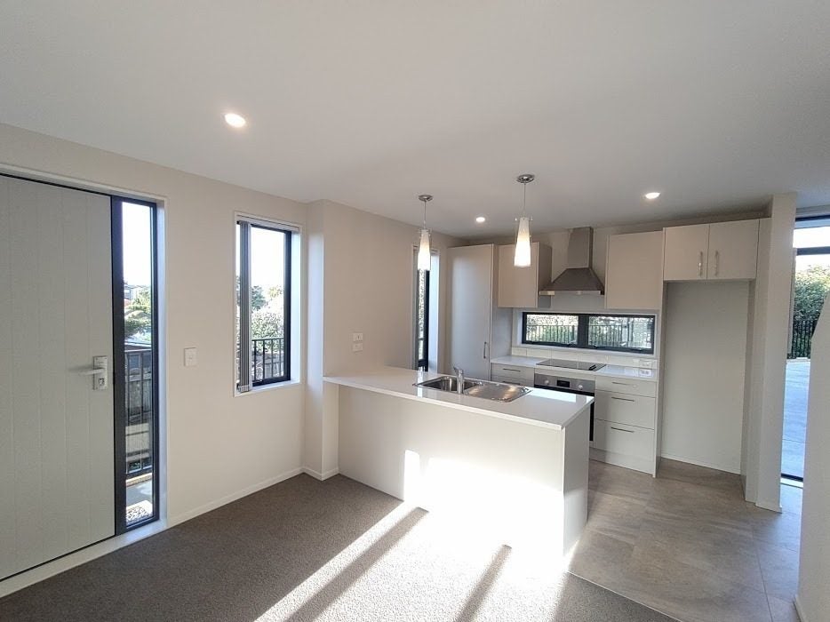 2/9 Beaufield Lane, Te Atatu Peninsula, Auckland - Carousel 1