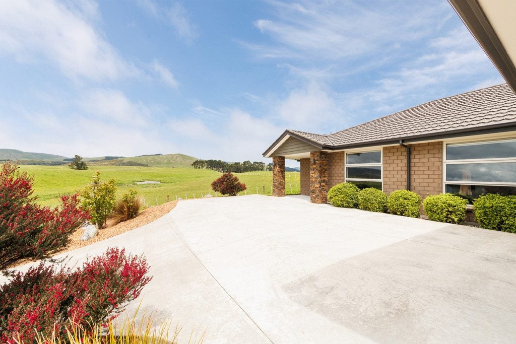 206 Pacific Drive, Fitzherbert, Palmerston North - Carousel 2