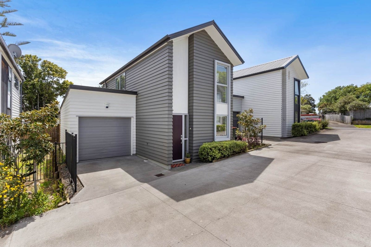 29B Eastview Road, Glen Innes, Auckland - Carousel 1