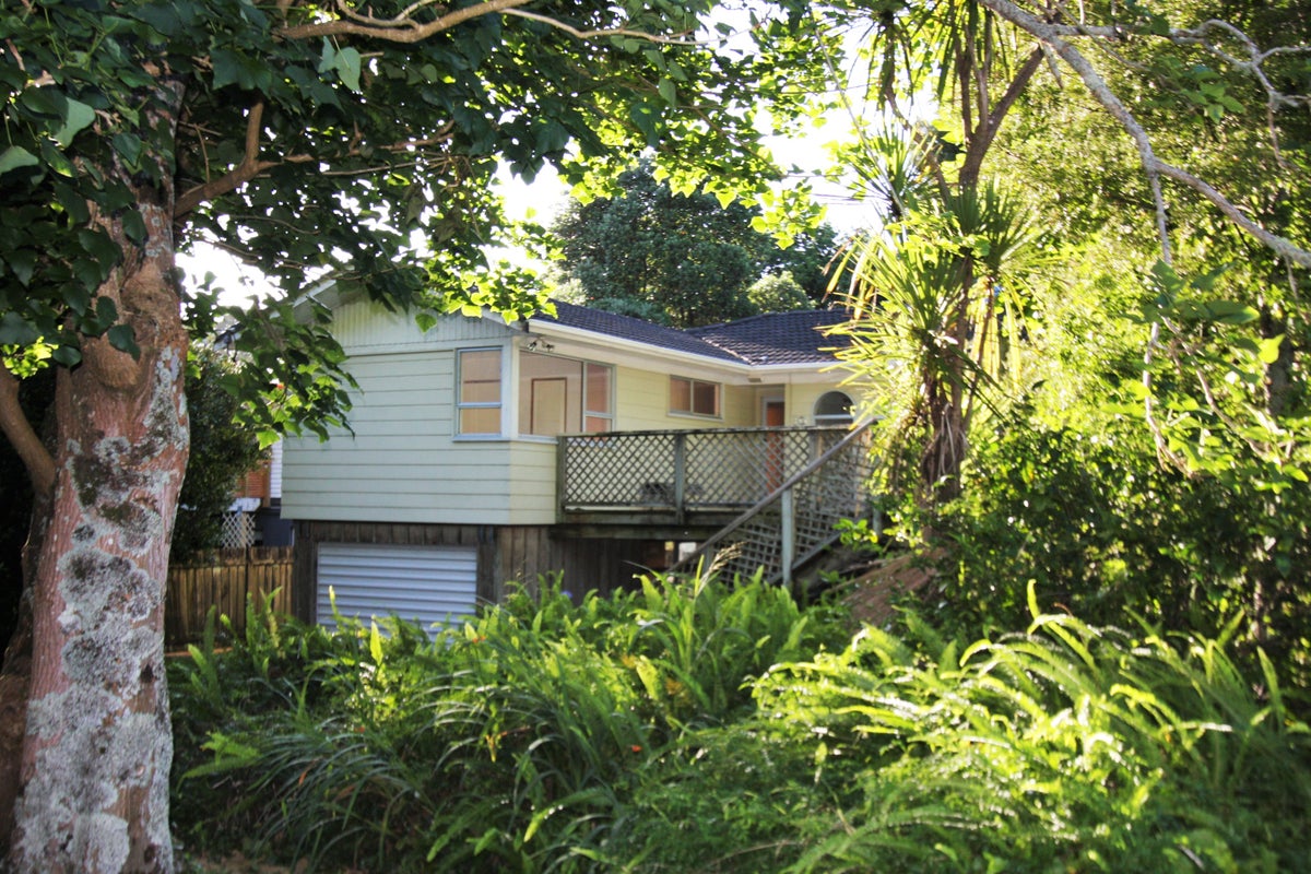 10 Kauri Point Road, Laingholm, Auckland - Carousel 1