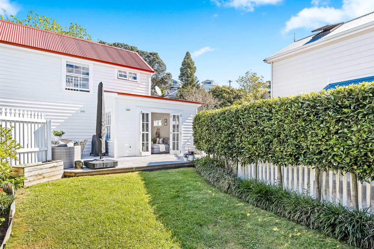 22 Beach Road, Te Atatu Peninsula, Auckland - Carousel 2