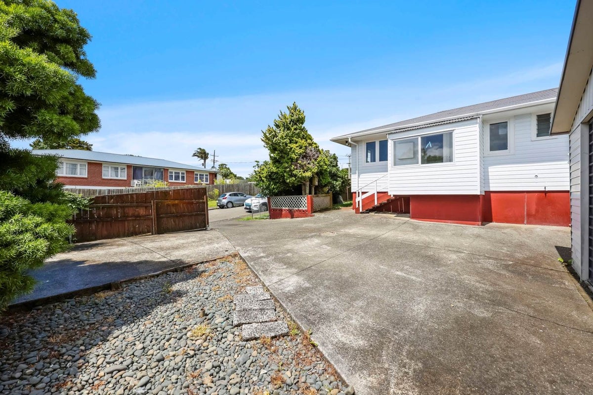 1/339 Wairau Road, Totara Vale, Auckland - Carousel 2