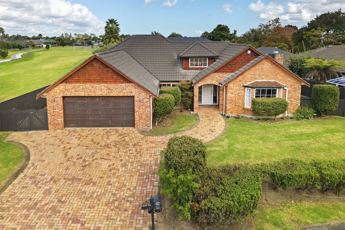 9 Glenross Drive, Wattle Downs, Auckland - Carousel 2