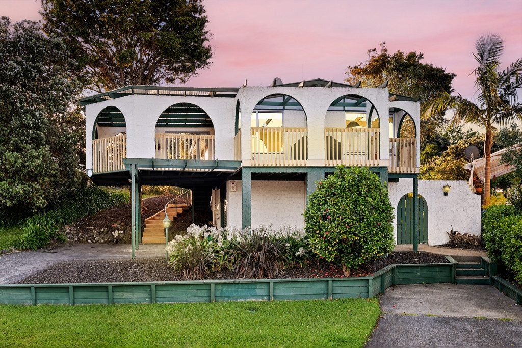 29 Finlow Drive, Te Atatu South, Auckland - Carousel 1