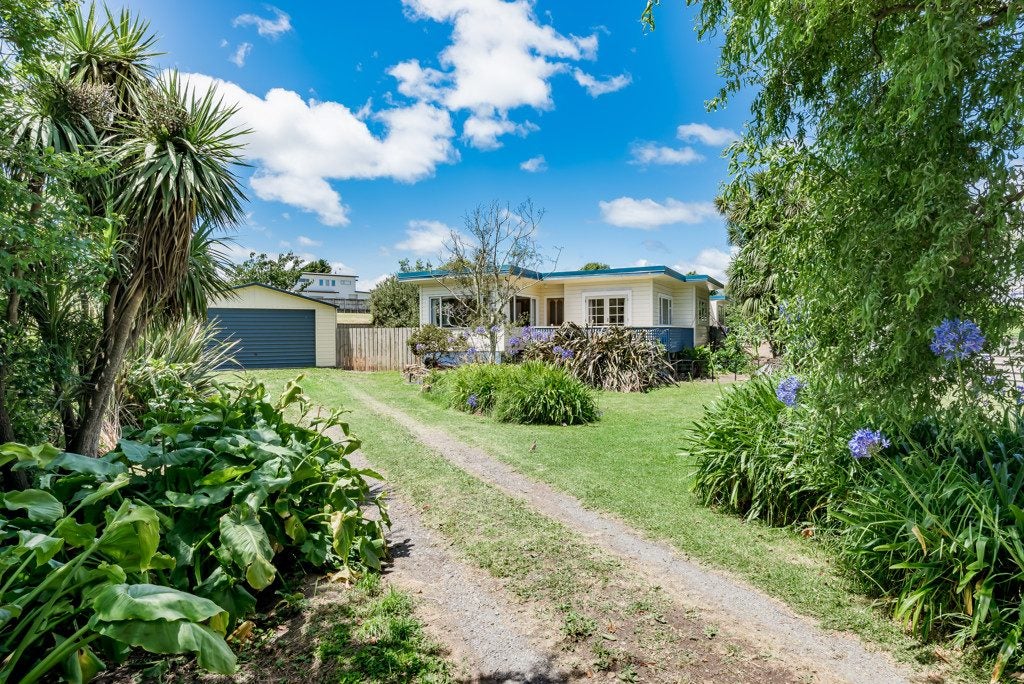 98 Kiwi Road, Raumati Beach, Paraparaumu - Carousel 1