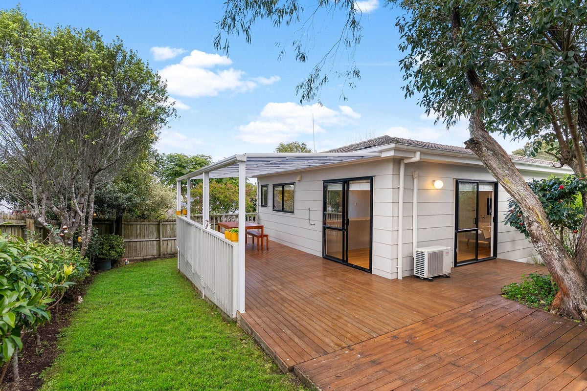 1/11 Kupari Place, Totara Vale, Auckland - Carousel 2
