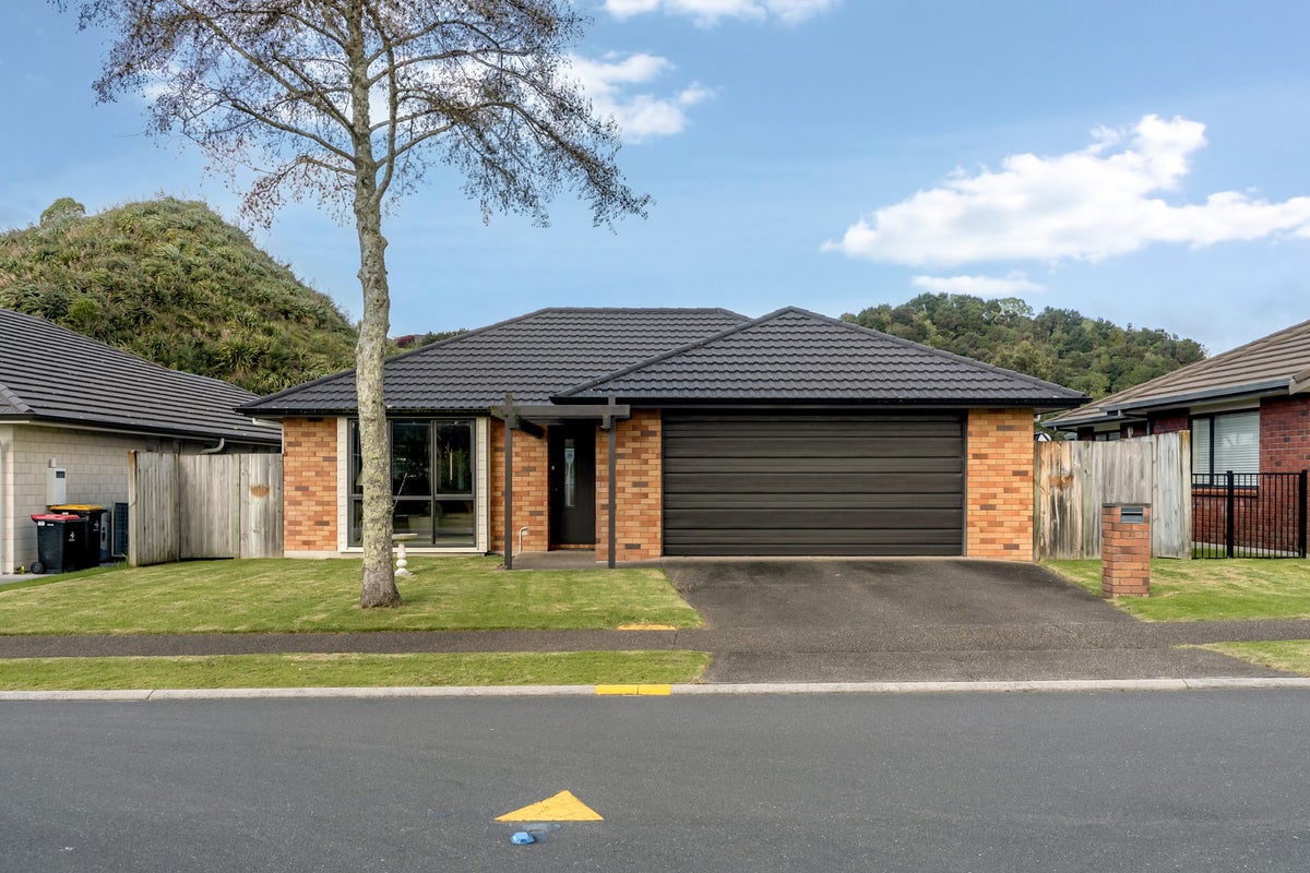 23 Landing Drive, Pyes Pa, Tauranga - Carousel 1