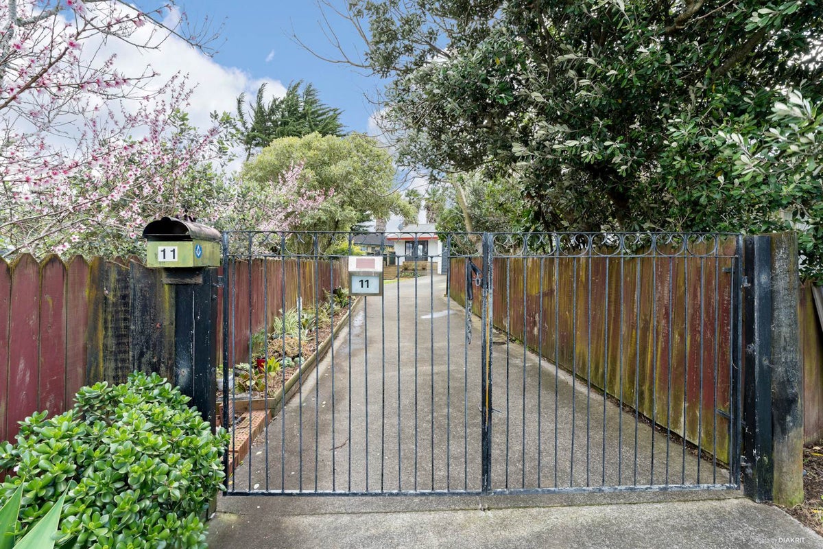 11 Rhine Place, Weymouth, Auckland - Carousel 1