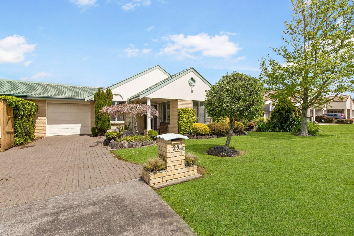 25 Fernbrook Close, Burswood, Auckland - Carousel 1
