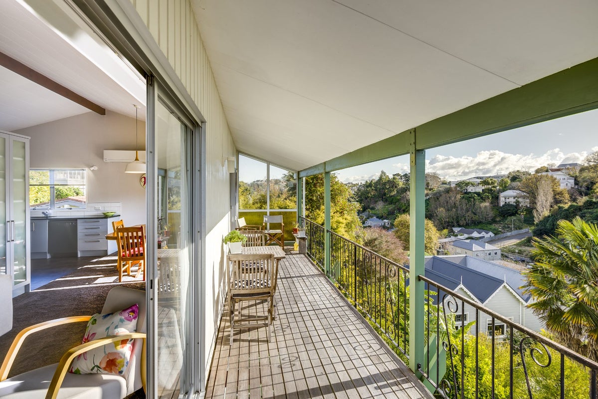 18 Hadfield Terrace, Bluff Hill, Napier - Carousel 1