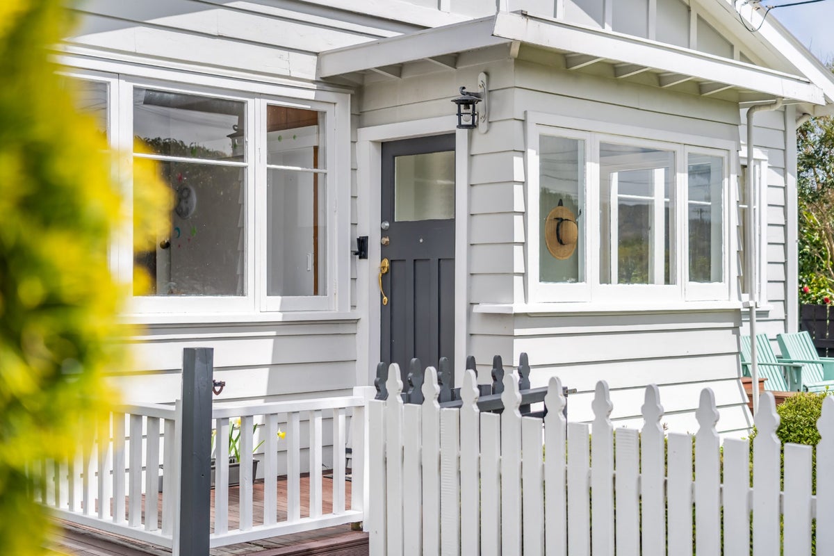 1/15 RANDWICK CREScent, MOERA, LOWER HUTT - Carousel 2