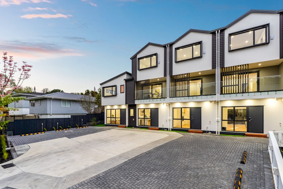 16C Saint Catherine Crescent, West Harbour, Auckland - Carousel 2