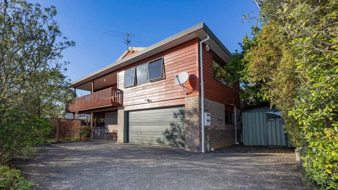 14B Pokapu Street, Titirangi, Auckland - Carousel 1