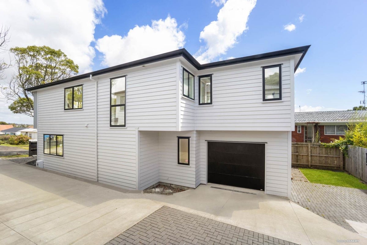 1C Koromiko Street, New Lynn, Auckland - Carousel 1