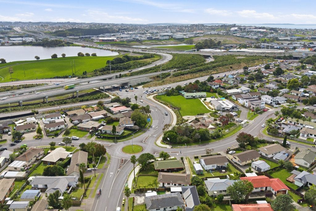 2/68 Meadowood Drive, Unsworth Heights, Auckland - Carousel 22