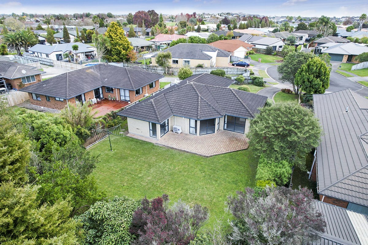 26 Bellona Place, Flagstaff, Hamilton - Carousel 1
