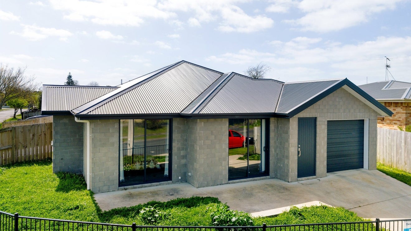 4/2 Masefield Drive, Enderley, Hamilton - Carousel 1